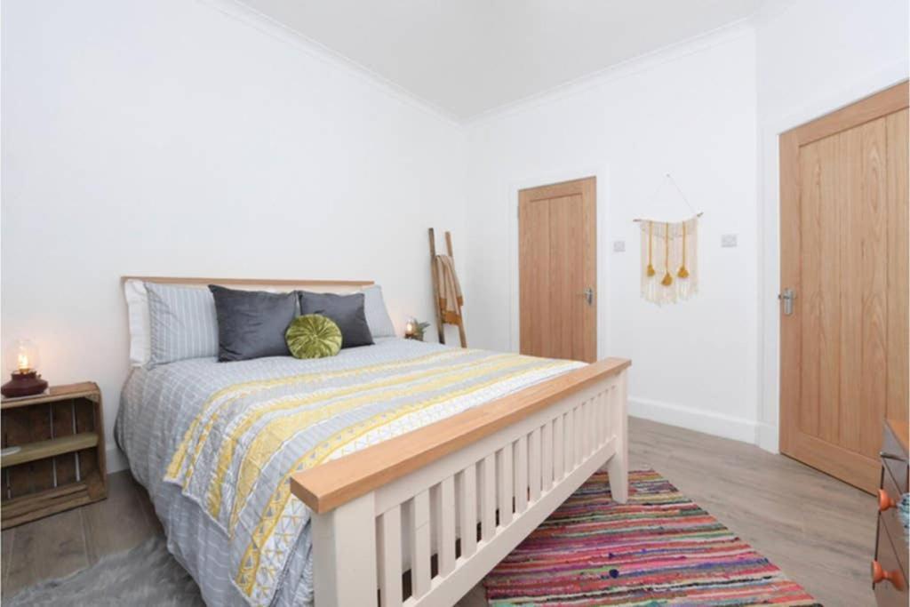 Cosy Quirky Alwaha-Arabic For Oasis Apartment Johnstone Exterior photo