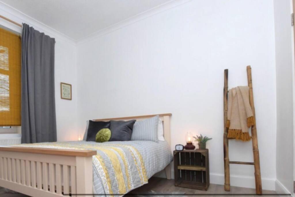 Cosy Quirky Alwaha-Arabic For Oasis Apartment Johnstone Exterior photo