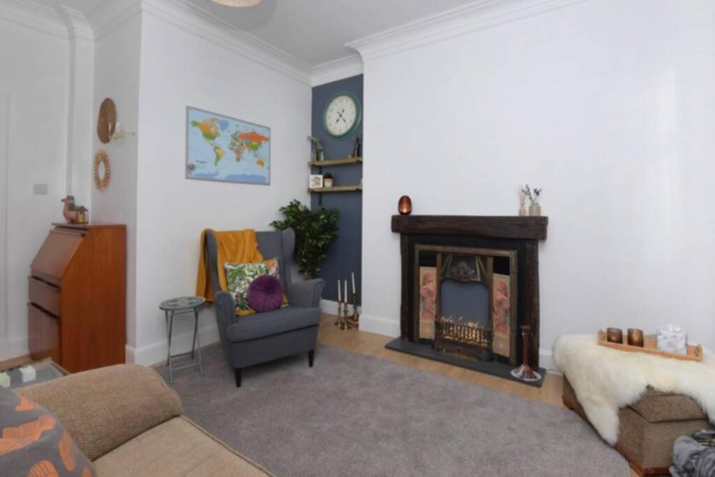 Cosy Quirky Alwaha-Arabic For Oasis Apartment Johnstone Exterior photo