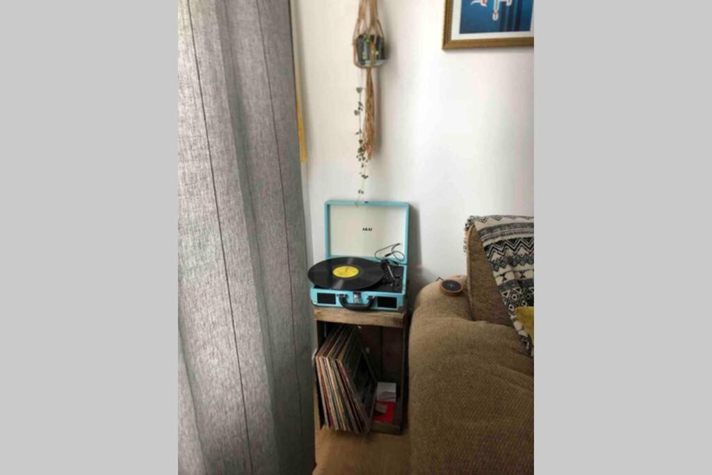 Cosy Quirky Alwaha-Arabic For Oasis Apartment Johnstone Exterior photo