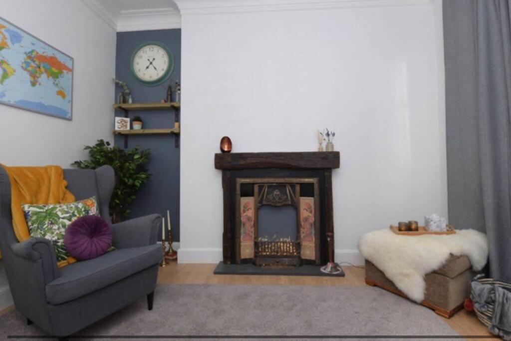 Cosy Quirky Alwaha-Arabic For Oasis Apartment Johnstone Exterior photo