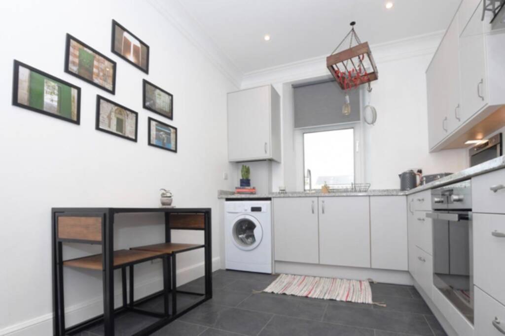 Cosy Quirky Alwaha-Arabic For Oasis Apartment Johnstone Exterior photo