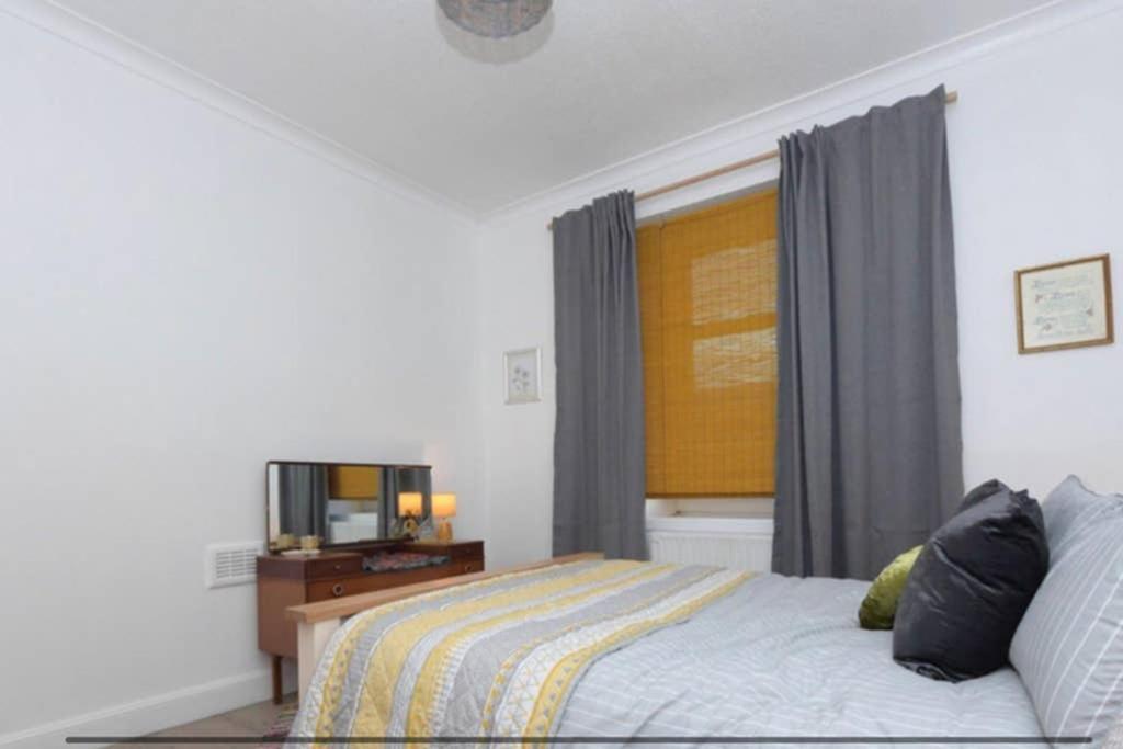 Cosy Quirky Alwaha-Arabic For Oasis Apartment Johnstone Exterior photo