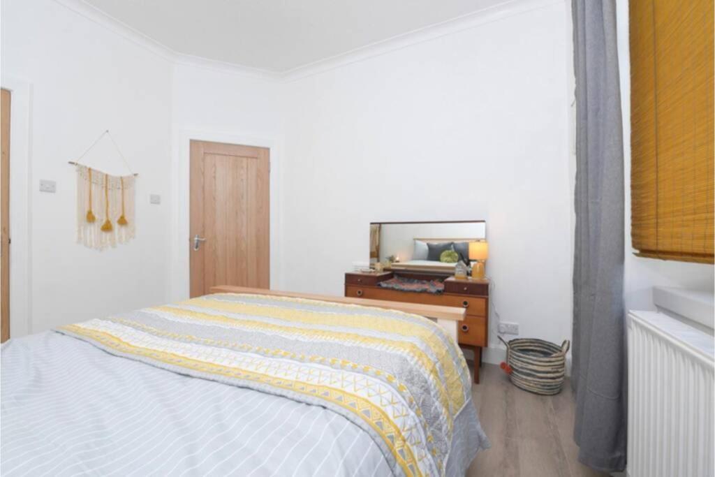Cosy Quirky Alwaha-Arabic For Oasis Apartment Johnstone Exterior photo