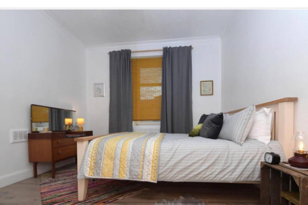 Cosy Quirky Alwaha-Arabic For Oasis Apartment Johnstone Exterior photo