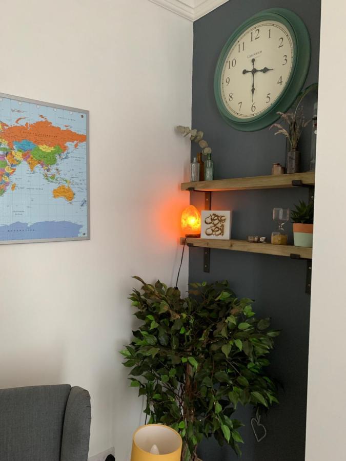 Cosy Quirky Alwaha-Arabic For Oasis Apartment Johnstone Exterior photo