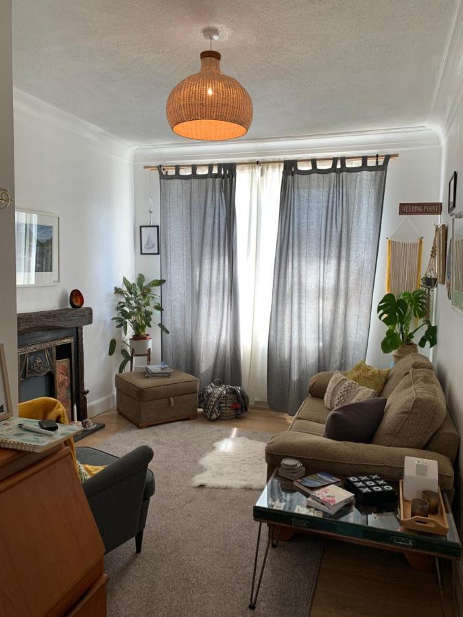 Cosy Quirky Alwaha-Arabic For Oasis Apartment Johnstone Exterior photo